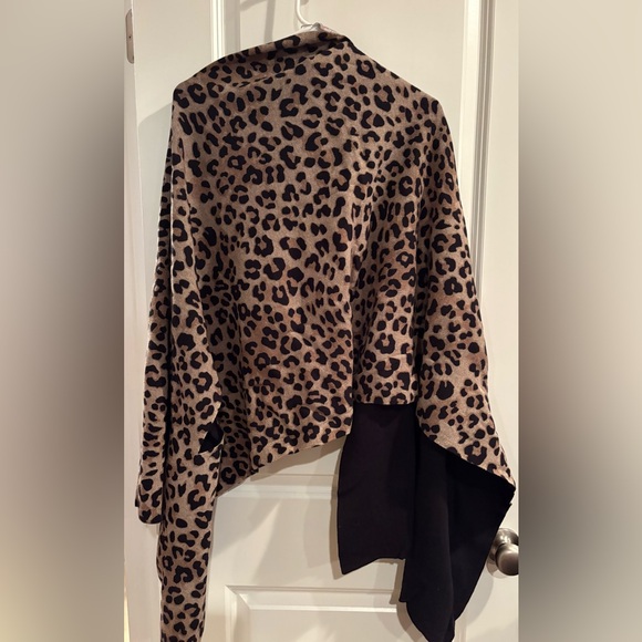 Chico’s Animal Print Reversible Travel Wrap Rauna with travel bag. - Picture 4 of 10
